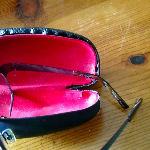 Eyewear with case - Picture 4 of 5